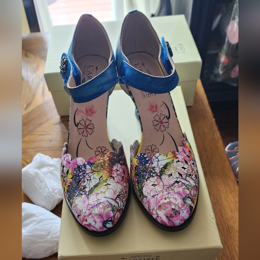 L'Artiste Spring Step Floramaria Blum shoes, size 9